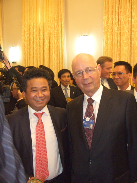 Ông Đặng Thành Tâm và Giáo sư Klaus Schwab, Chủ tịch World Economic Forum.