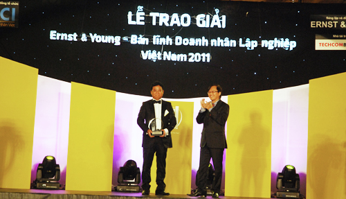 Ông Đặng Thành Tâm nhận giải thưởng 1 trong 5 doanh nhân xuất sắc Ernst & Young