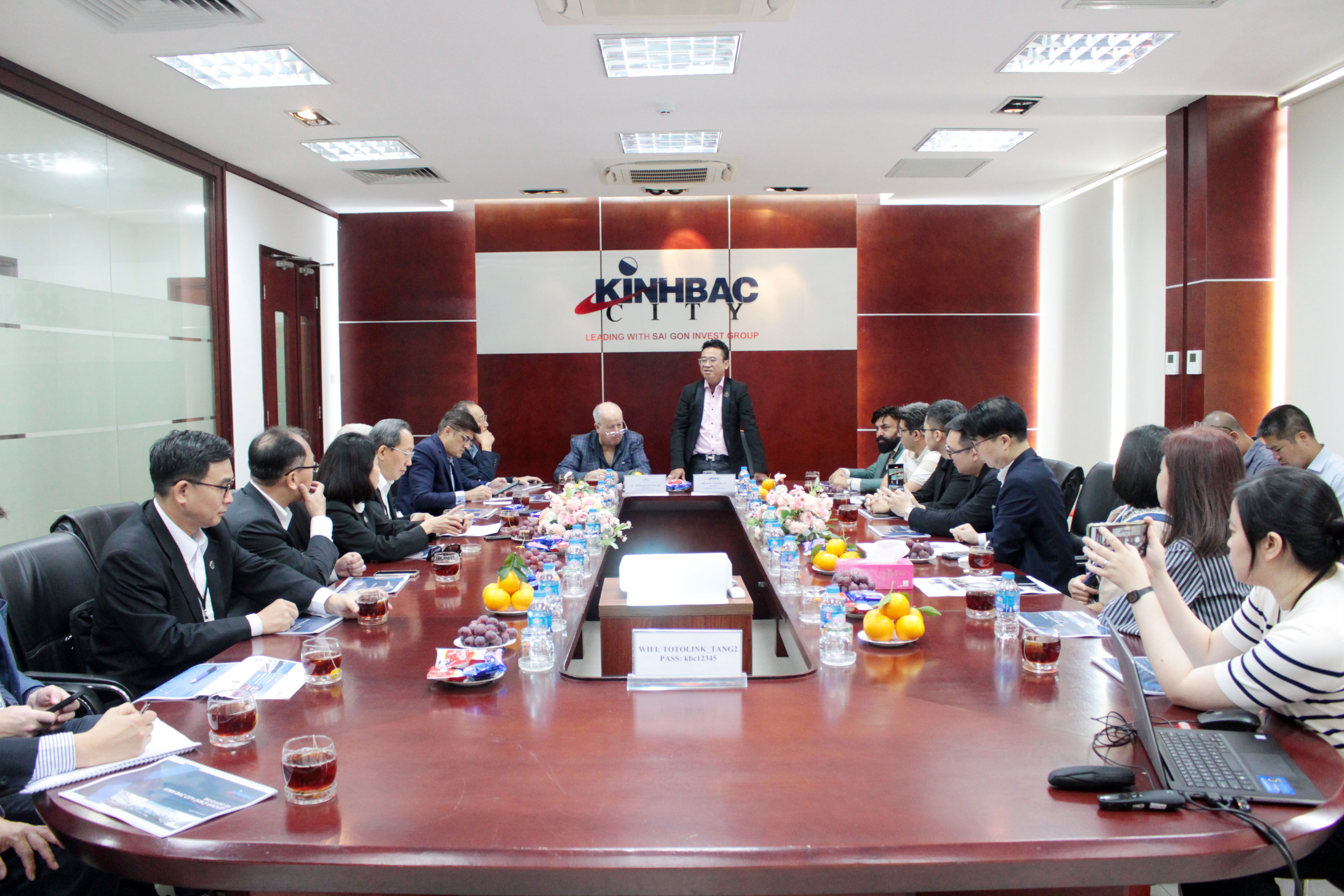 THE CHAIRMAN OF KBC WELCOMED THE DELEGATION OF PRESIDENTS THE CONFEDERATION OF ASIA-PACIFIC CHAMBERS OF COMMERCE AND INDUSTRY (CACCI) AT KBC'S HEADQUARTER, QUE VO INDUSTRIAL PARK, BAC NINH PROVINCE.