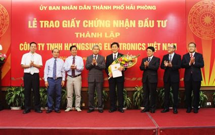 Lễ trao Giấy chứng nhận đầu tư cho Dự án đầu tiên vào Giai đoạn 2 Khu công nghiệp Tràng Duệ - Hải Phòng